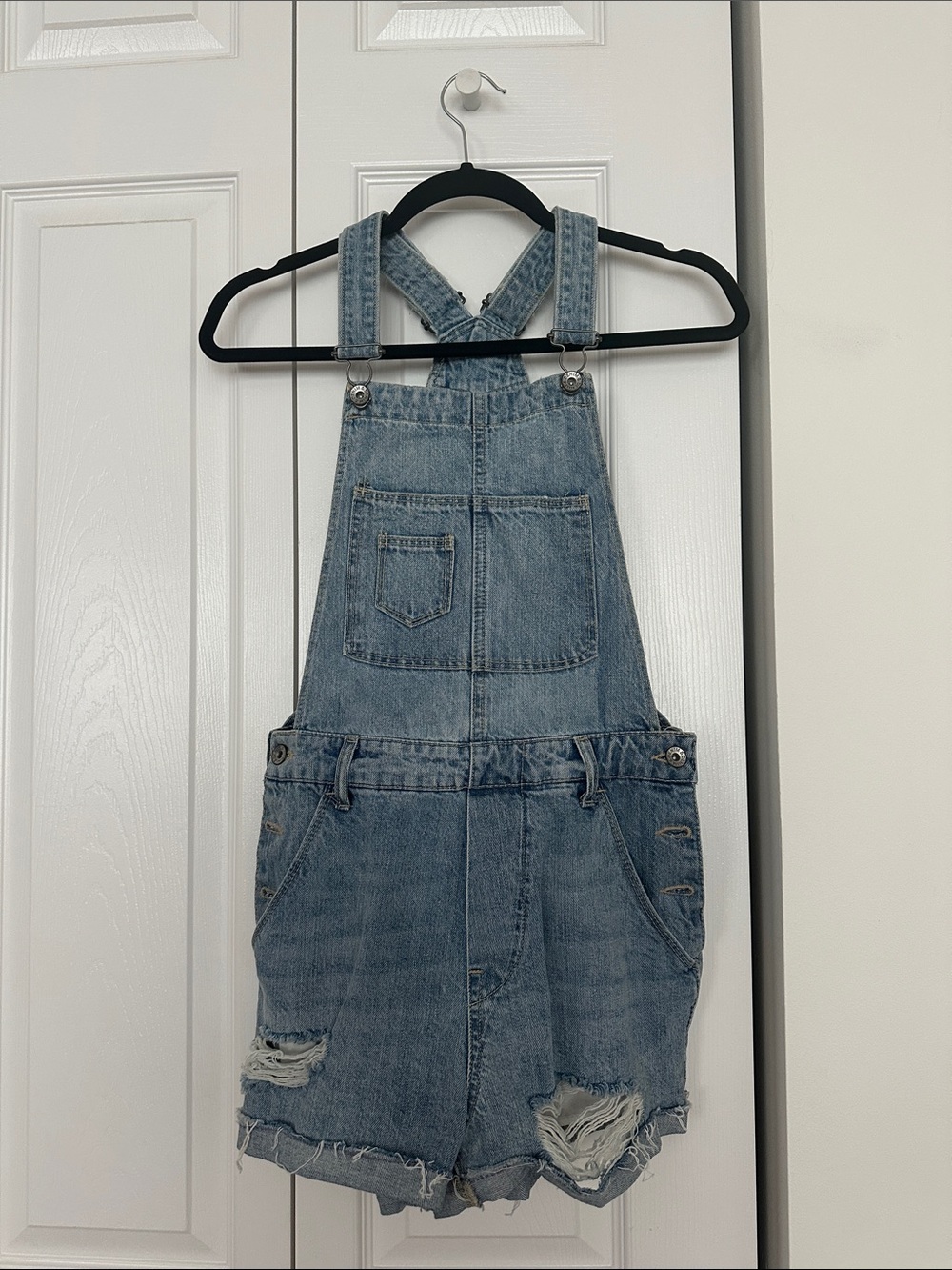 H&M DENIM  DISTRESSED SHORT OVERALLS SIZE 4
